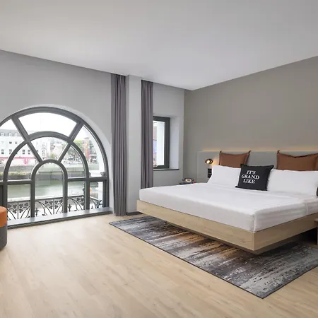 Moxy 3* Cork