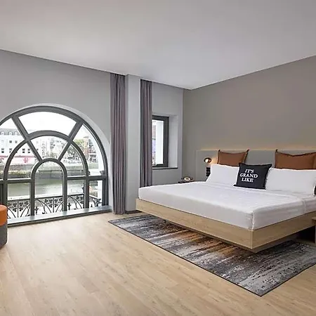 Moxy Hotel 3*