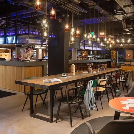 Moxy 3*